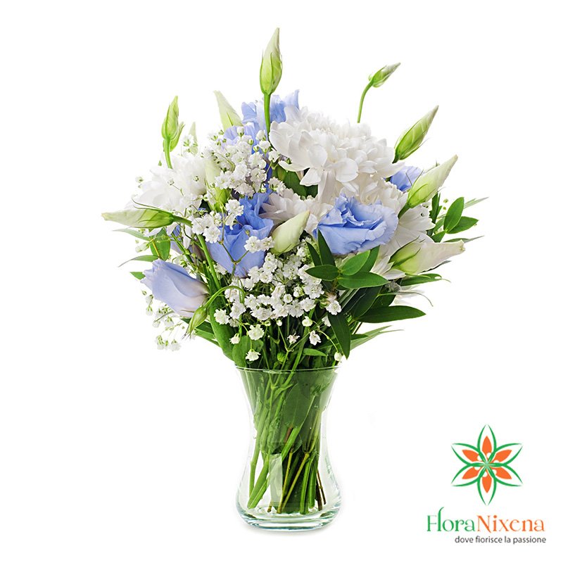 Bouquet nuziale di lisianthus, garofani bianchi lilium alstromeria azzura od ortensia azzurra