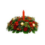 Composizione di rose rosse e bacche