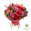 Composizione-di-rose-rosse-garofani-alstromeria-e-bacche-da-regalare-con-consegna-a-domicilio
