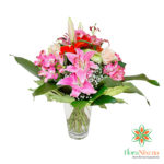 Composizione di lilium bianchi e rose rosa
